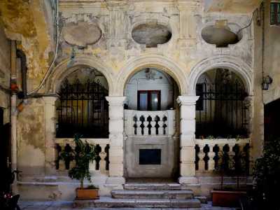 ...una scala in pietra e un elegante loggiato a due ordini rievocano la presenza della famiglia nobile che qui ha vissuto